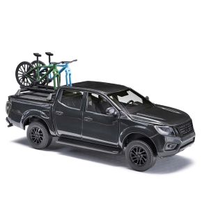 Nissan Navara mit zwei Bikes - Busch 53724 1:87