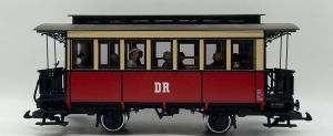 DR Personenwagen rot/beiger mit Digi Beleuchtung + Figuren - LGB 3120 Spur 2m