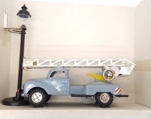 GAMA - LKW Leiterwagen grau mit Gaslaterne - Trix 70007 1:24