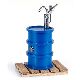�lfass blau mit Pumpe und Holzpalette