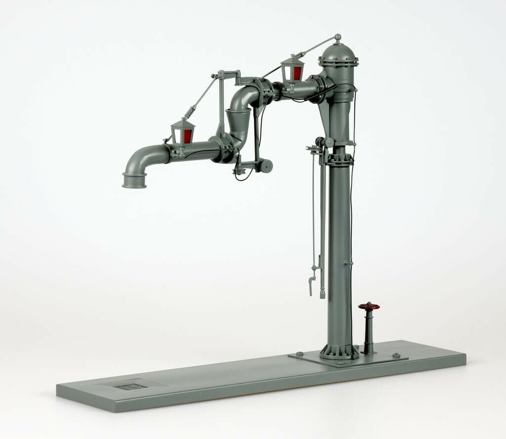 Dingler Gelenkwasserkran schwarz, beleuchtet 16 V. Im Maßstab 1:32 für Spur I, Material Messing lackiert. Die Ausleger sind beweglich ausgeführt. Gesamthöhe: 190mm, Gesamtlänge: 245mm