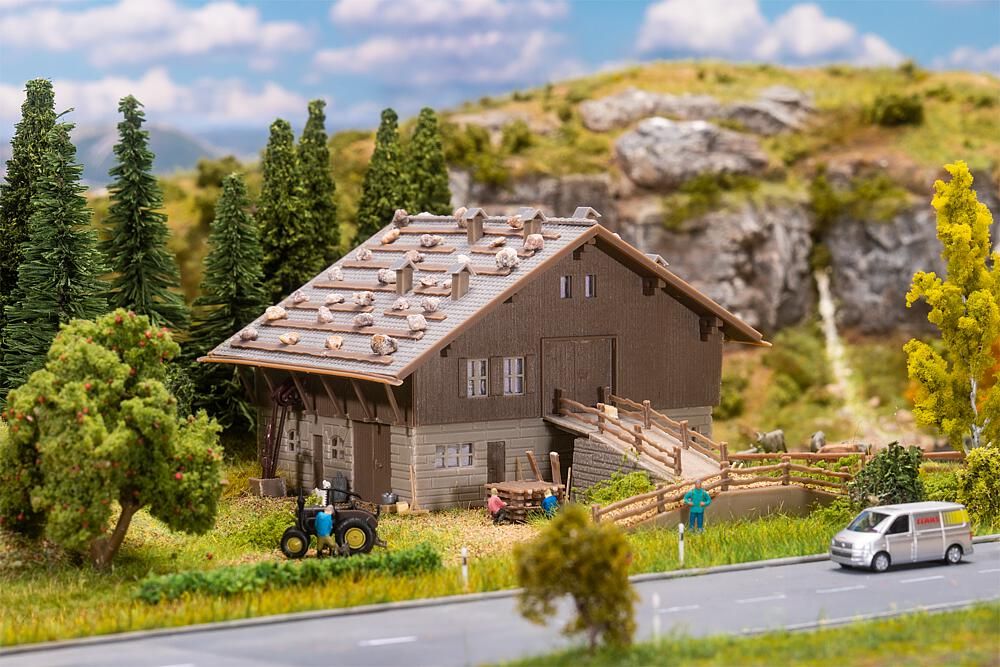 232129 Faller - Scheune mit Hocheinfahrt - Spur N