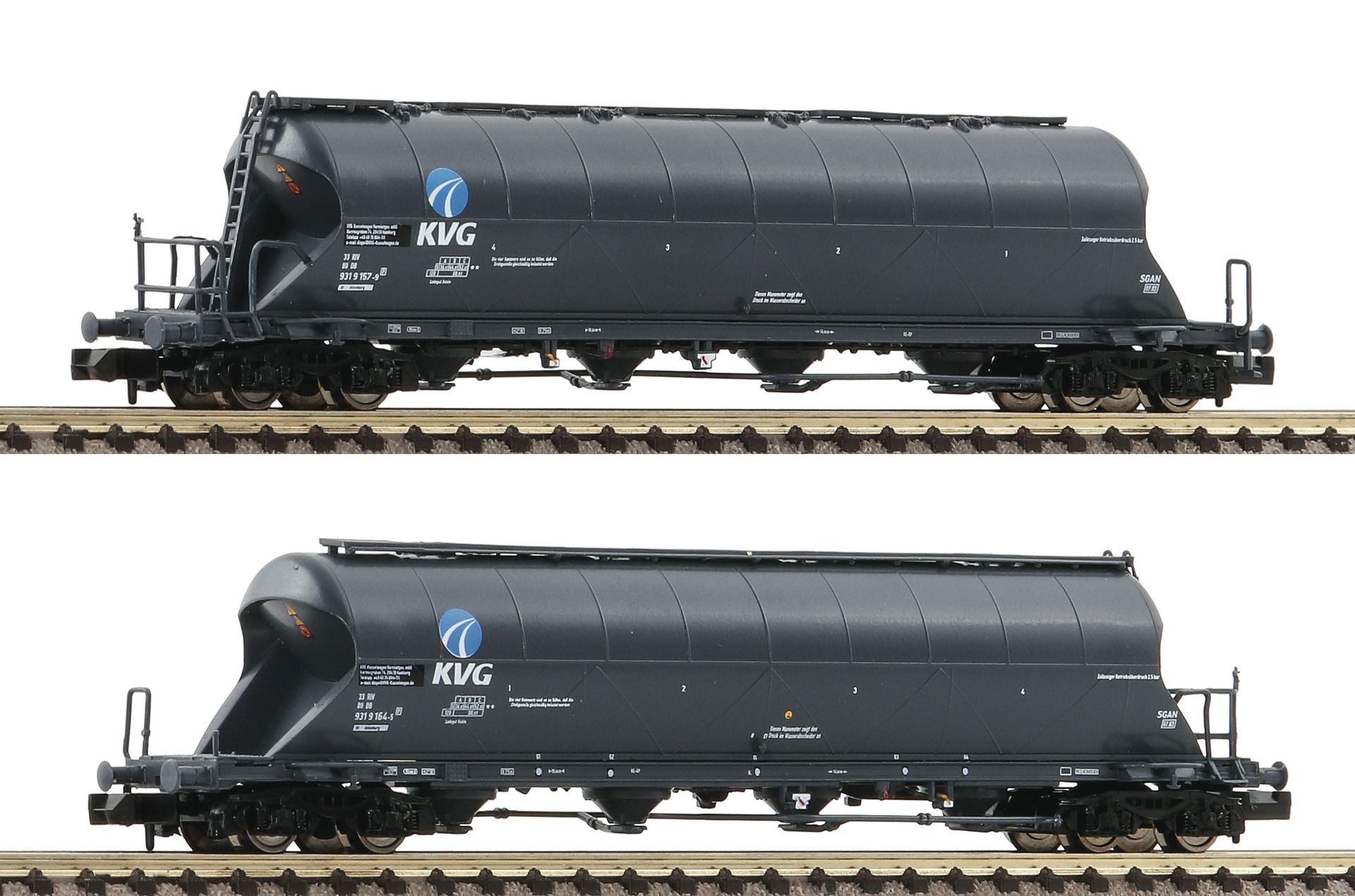 Länge über Puffer 238 mm. Wagenset mit zwei Staubsilowagen „KVG“, Gattung Uacs-x, eingestellt bei der Deutschen Bundesbahn.