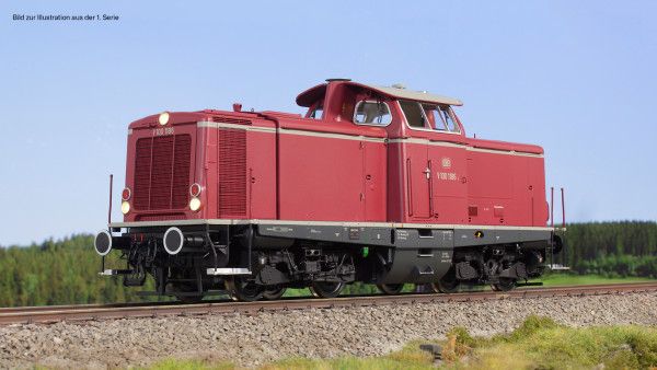 München/München-Ost, purpurrot RAL 3004, Multiprotokoll Sound-Decoder, Dynamic Smoke Rauchentwickler, Lüfterrad soundsynchron. Servokupplungen nachrüstbar. Schneepflug 1010111 und Wendezgsteuerung 1010121 nachrüstbar.