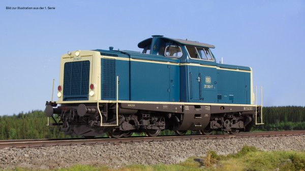 Hamburg/HH-Harburg, ozeanblau RAL 5020, Multiprotokoll Sound-Decoder, Dynamic Smoke Rauchentwickler, Lüfterrad soundsynchron. Servokupplungen nachrüstbar. Schneepflug 1010112 und Wendezgsteuerung 1010122 nachrüstbar.