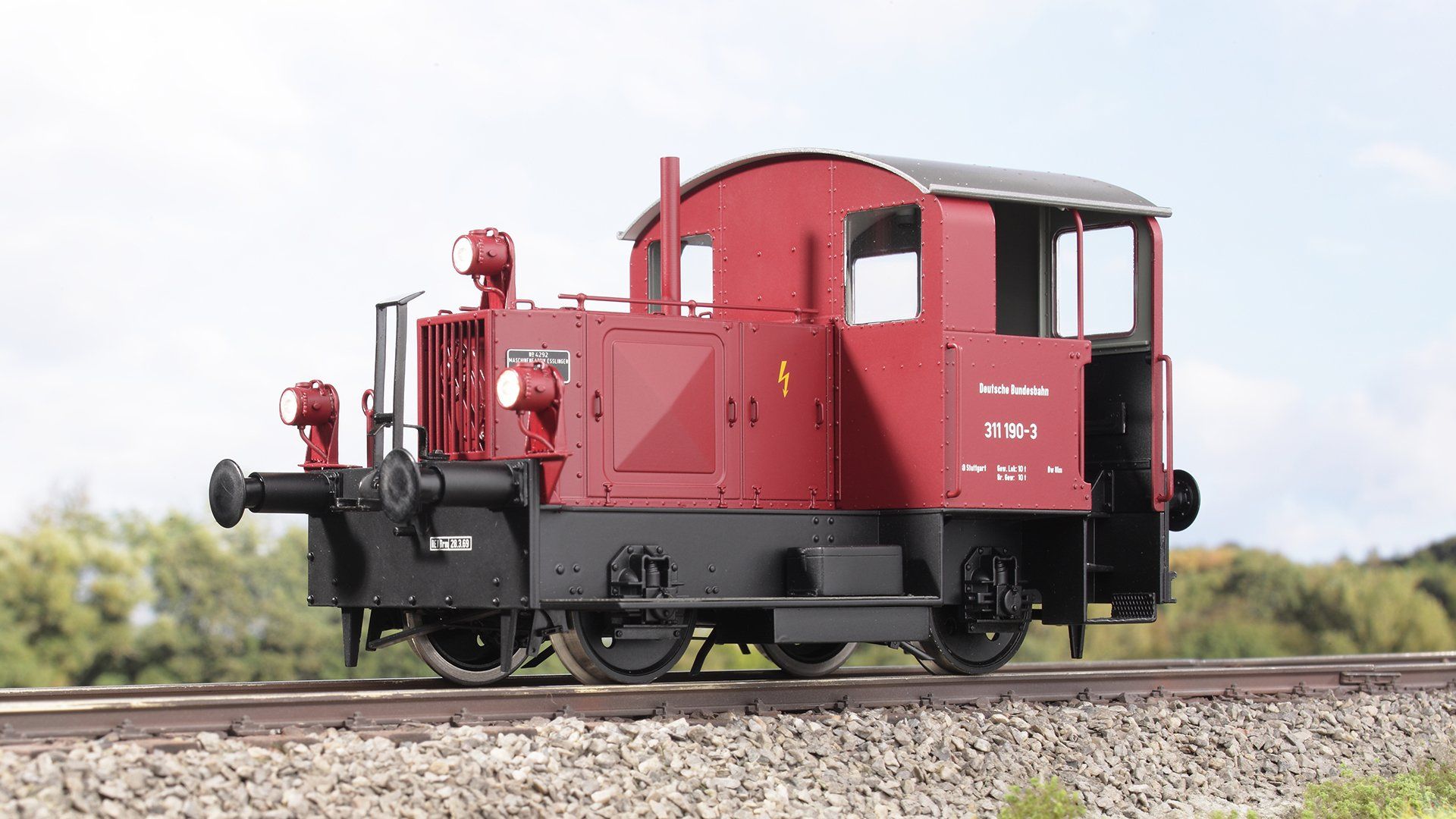 Bw Holzminden, 3x DB Spitzenlicht, Hülsenpuffer, Aufbau rot, Fahrwerk / Räder / Pufferbohle schwarz
