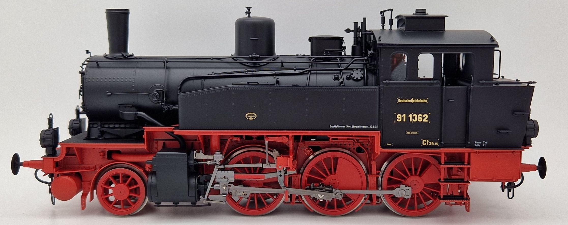 Einheitslackierung RAL 9005/3000, Länderbahnlaternen (2 vorne / 2 hinten). große Dachlüfter, Stangenpuffer, ohne Glocke, Zustand ca. 1933