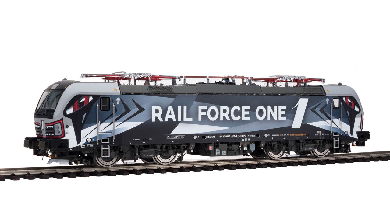 Rail Force 1 “Shark” Zustand 2018, 4 Stromabnehmer, Zulassung D/A/PL/CZ/SK/H/NL/RO, Gehäuse grau/schwarz mit Schriftzug “RAIL FORCE ONE”, limitiert