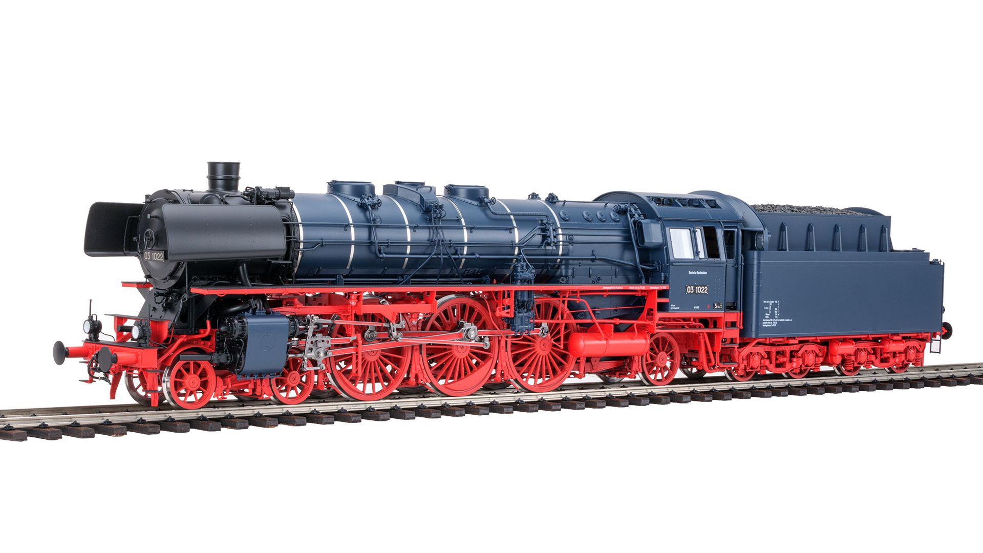 Altbaukessel, 1950 DB Schriftzug, 2’2’ T34, RAL 5011/3000, silberne Kesselringe, Vorwärmer, Speichenvorlaufrad, 2 x DRG Laterne jeweils vorne und hinten, Wittewindleitblech, Sanddom, alte runde Rauchkammertüre mit langem Scharnier
