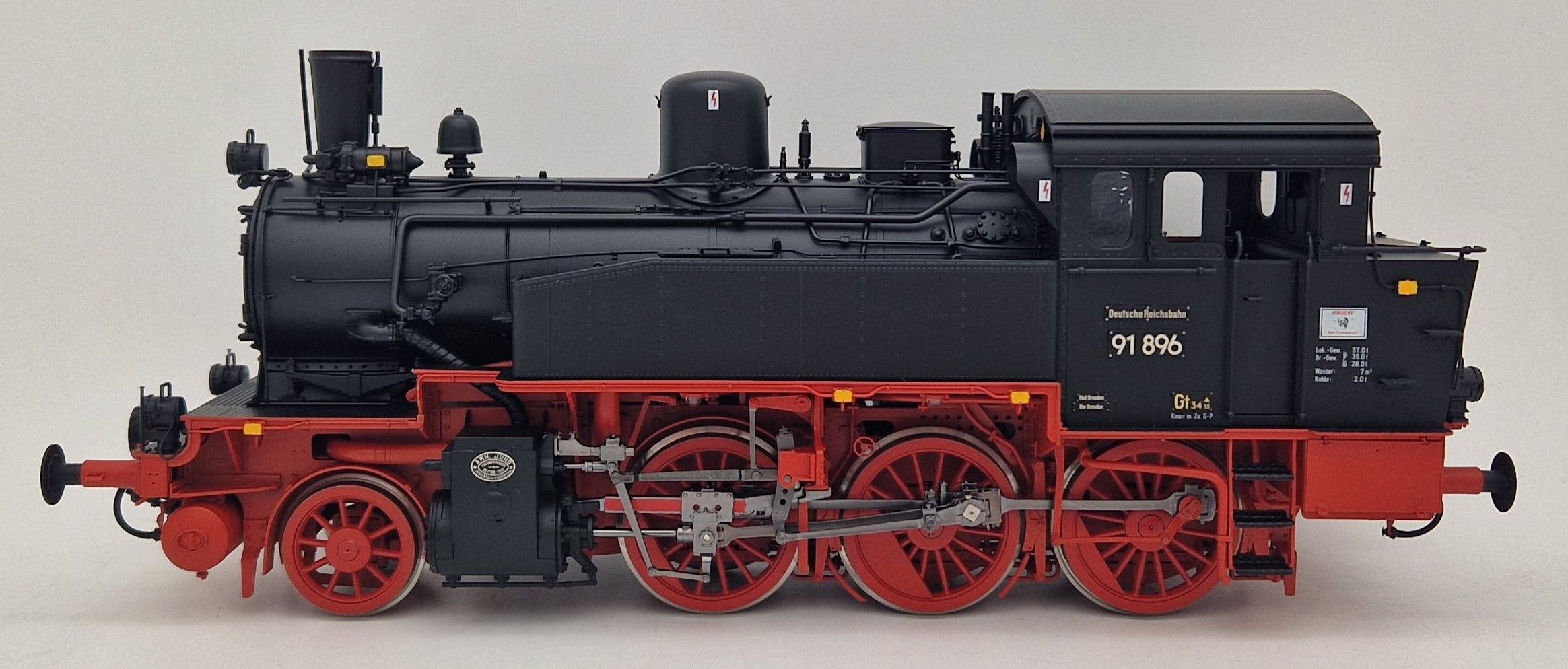 Finescale, Einheitslackierung RAL 9005/3000, DRG Einheitslaternen (3x vorne / 2x hinten), geänderte Radsätze mit Sichel-Gegengewichten, glattes Dach o. Lüfter, Zustand 2021