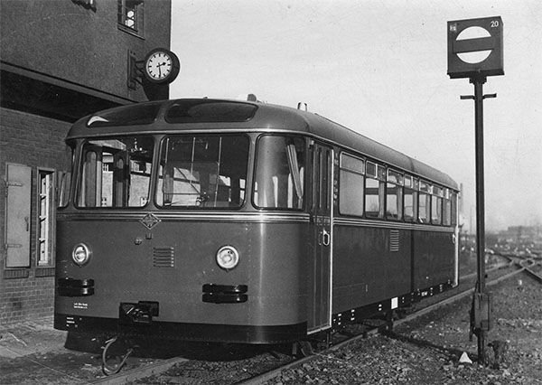 Scale. Bd Hamburg/Bw Husum, 2-teillig VT 95 & VB 142, RAL 3004, kein DB Keks. 2 Lichter. Messing/Edelstahl.  KM1 HQ Sound. Fernsteuerbare Scharfenbergkupplkung. R=1020mm. LüP ca. 41,6 cm.