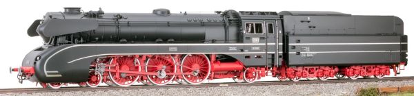 Kessel/Fahrwerk RAL 9005 tiefschwarz / 3002 karminrot, schwarze Kesselringe, weiße Radreifen, Zustand April 1958, Spitzenlicht 3x DB weiß, 2x DB rot, Kohlegefeuert mit Ölzusatzfeuerung, Puffertellerwarnanstrich