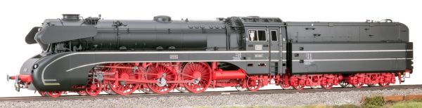 Kessel/Fahrwerk RAL 9005 tiefschwarz / 3002 karminrot, schwarze Kesselringe, rote Radreifen, Zustand Juni 1960, Spitzenlicht 3x DB weiß, 2x DB rot, Ölhauptfeuerung, Puffertellerwarnanstrich