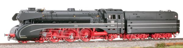 Kessel/Fahrwerk RAL 9005 tiefschwarz / 3002 karminrot, schwarze Kesselringe, rote Radreifen, Zustand April 1964, Spitzenlicht 3x DB weiß, 2x DB rot, Ölhauptfeuerung, eckige Stauschuten, Puffertellerwarnanstrich, Einfachventil-Heißdampfregler