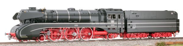 Kessel/Fahrwerk RAL 9005 tiefschwarz / 3002 karminrot, silberne Kesselringe, weiße Radreifen, Zustand November 1960, Spitzenlicht 3x DB weiß, 2x DB rot, Ölhauptfeuerung, rote Schürze unter Pufferbohle, Puffertellerwarnanstrich