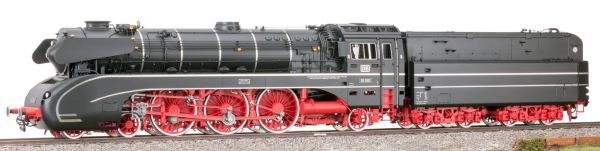 Kessel/Fahrwerk RAL 9005 tiefschwarz / 3002 karminrot, silberne Kesselringe, weiße Radreifen, Zustand ab 1973 (Museum), Spitzenlicht 3x DB weiß, 2x DB rot, Ölhauptfeuerung, eckige Stauschuten, Einfachventil-Heißdampfregler