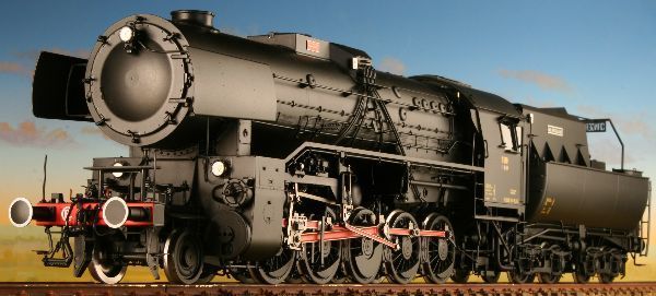 Museumslok der CFL, Aufbau schwarz, Fahrwerk schwarz, Kuppelstangen rot ausgelegt, Degenkolb Windleitbleche, Wannentender 2‘2‘T30, niedriger Schornstein, 2-fach Spitzenlicht