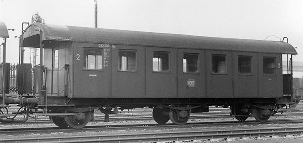 3. Klasse, grün, 3-achsiger Personenwagen, mit elektr. Beleuchtung, Scheibenräder