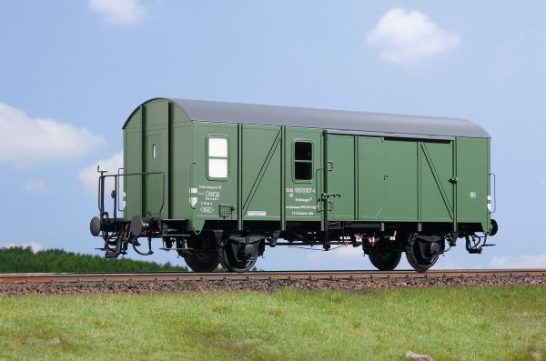 gesupert mit Inneneinrichtung / Gerätewagen, 2 Fenster je Seite