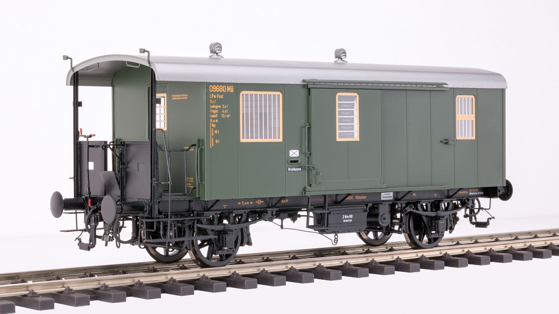 Beschriftungen A (München), B (München). Pack-Postwagen der Deutsche Bundesbahn Epoche IIIa, mit Innenbeleuchtung und Decoder, Messingmodell der Premium Edition