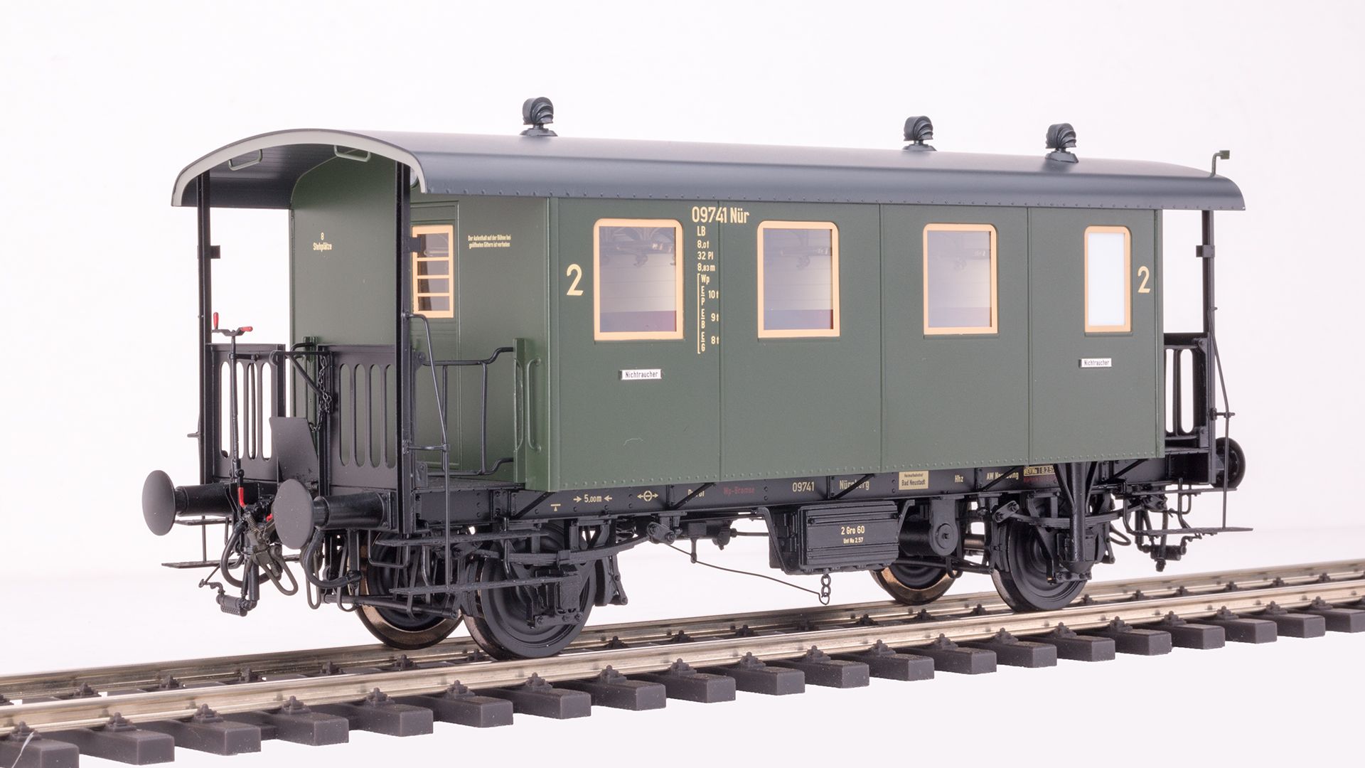 Beschriftungen A (Nürnberg), B (Nürnberg). Lokalbahn-Personenwagen 2. Klasse der Deutsche Bundesbahn Epoche IIIb, mit Innenbeleuchtung und Decoder, Messingmodell der Premium Edition