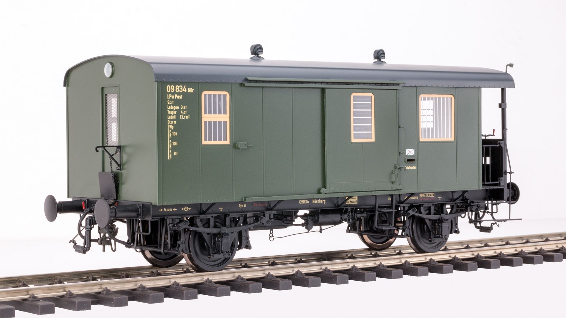Beschriftungen A (Nürnberg), B (Nürnberg). Pack-Postwagen Deutsche Bundesbahn Epoche IIIb, mit Innenbeleuchtung und Decoder, Messingmodell der Premium Edition