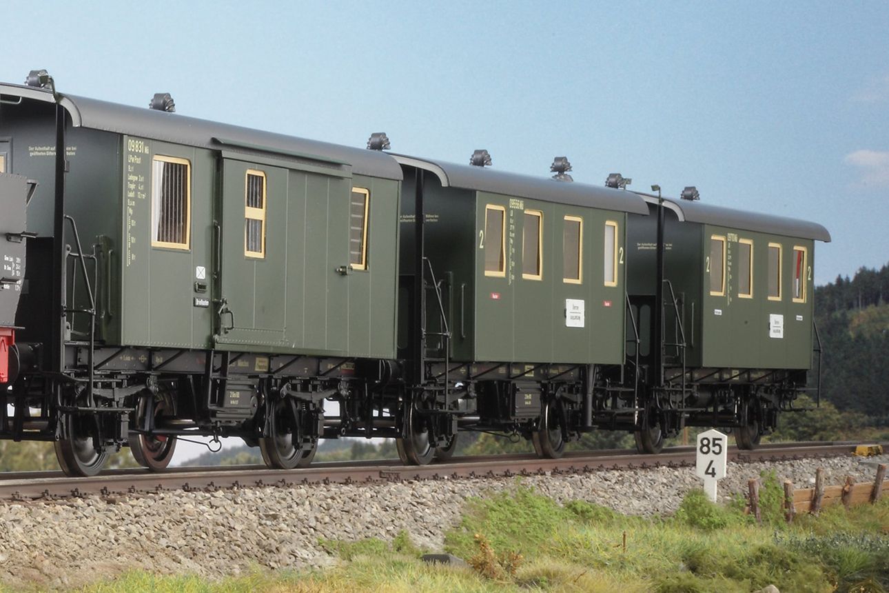 3-teiliges Lokalbahn-Personenwagen der Deutsche Bundesbahn Epoche IIIa bestehend aus: Je 1 x 200543 BCL, 200547 CL und 200551 PwPostL. Mit Innenbeleuchtung und Decoder, Messingmodell der Premium Edition