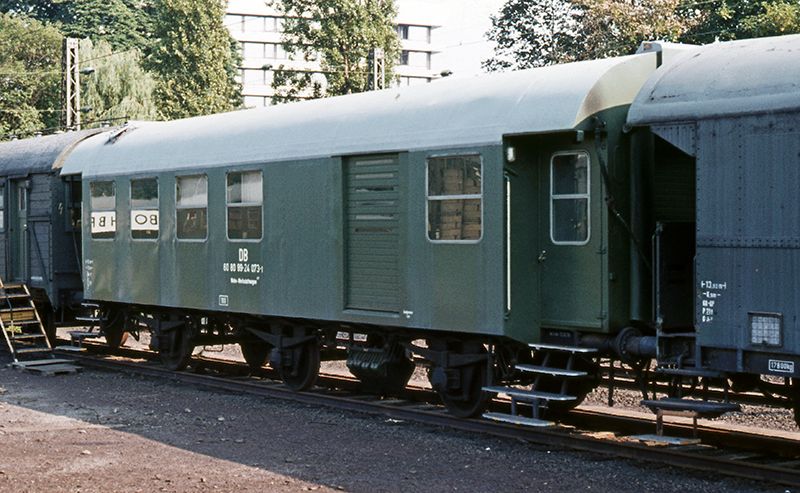 PUR-Radsätze, Werkstattwagen mit Wohnabteil, Zustand ca. Ende 1960er Jahre, Lackierung Chromoxidgrün RAL 6020 mit Falttor