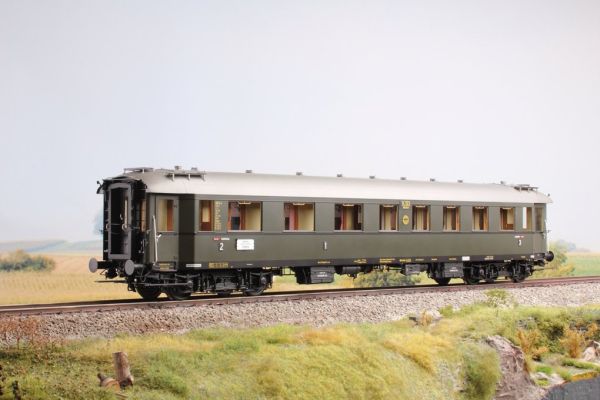 Messing-Edelstahl, Wagennummer 17 015, Innenbeleuchtung, Wagenkasten RAL 6008