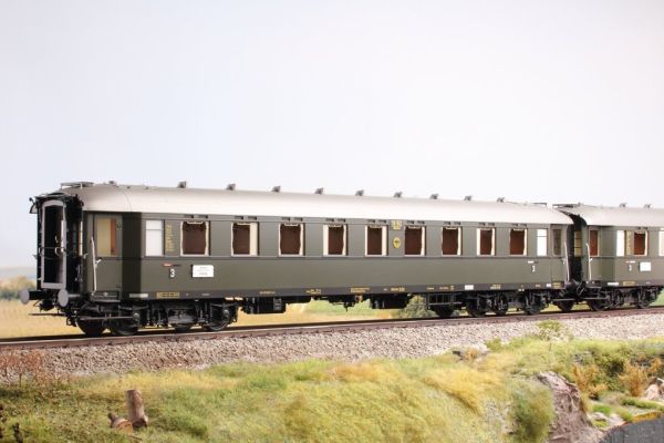 D36 Schnellzugwagen-Set 3-teilig DR Ep. IIIb, Messing-Edelstahl, Innenbeleuchtung, Wagenkasten RAL 6007