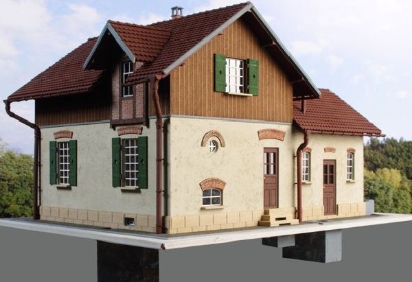 besteht aus lasergravierten HDF-Platten, Zierrat aus Furnierholz und Phenolresin, Dachrinnen aus Kunststoff 3D gedruckt und anderen Metallteilen aus Messing- oder Zinkguss. Größe des Modells: L 410 x B 300 x H 236 mm.