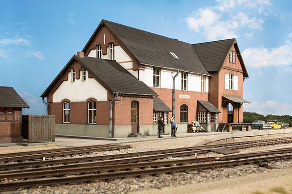 Das Modell ist lasergraviert aus Holz, verschiedenen Kunststoffen und 3D-Druckteilen.