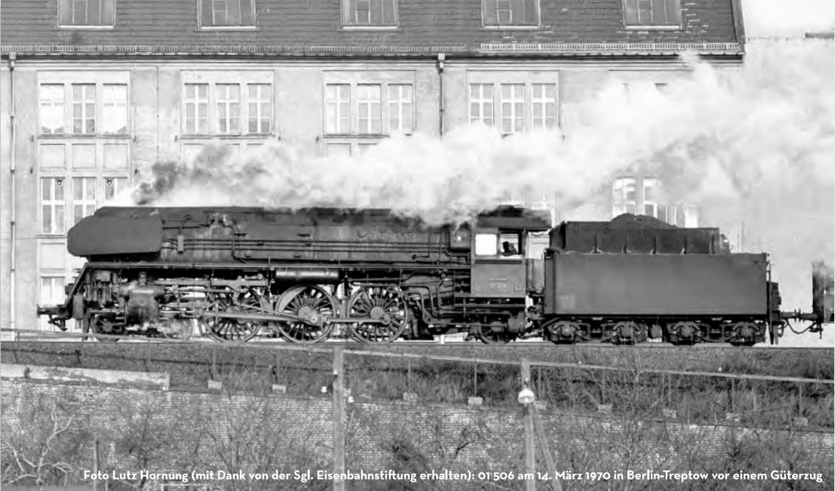 Rbd Berlin, Bw Berlin-Ostbahnhof, Kohle, Speichenräder, Rundschornstein, Lange Domverkleidung, 3x Lampe, Flache Rauchkammertür mit Zentralverschluss, Aufbau schwarz, Räder rot, Bauzustand ca. 1965