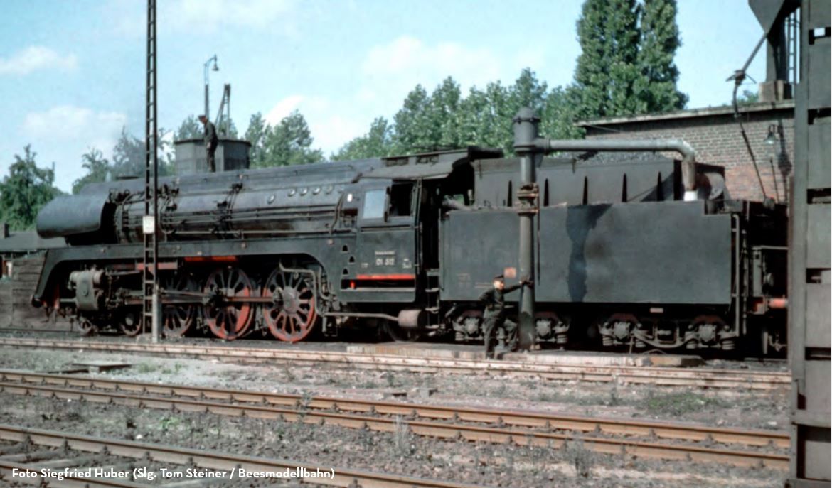 Rbd Berlin, Bw Berlin-Ostbahnhof, Kohle, Boxpokräder, Rundschornstein, Lange Domverkleidung, 3x Lampe, Seitenschürze, spitze Rauchkammertür ohne Zentralverschluss, Aufbau schwarz, Räder rot, Bauzustand ca. 1965
