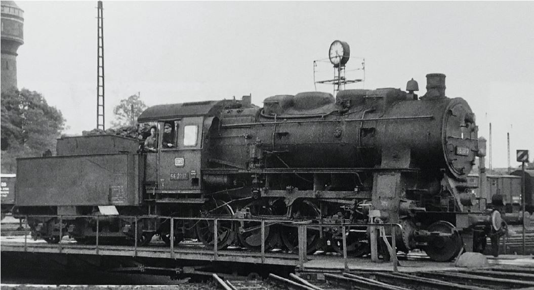 2. Serie, vierdomig, Behelfsrauchkammertür, Glocke, 2 x DRG Lampen, 1 x DB Lampe, Vollscheibenvorlaufrad, Gegengewichte durchbohrt, DB-Keks, Puffertellerwarnanstrich, Bauzustand 1958/59