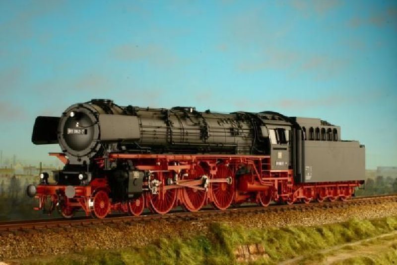 FineScale-Räder, silberne Kesselringe, blau/schwarz/rot DB-Schriftzg in Epoche IIIa, Kohletender. Bild zeigt Modell mit Neubaukessel