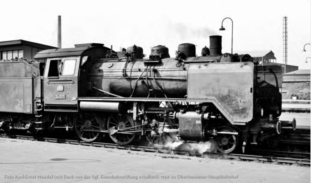 BD Münster, Bw Gronau, 2x DRG Lampe 1x DB Lampe, Große Wagnerbleche, Flache Außenschürzen, Behelfs RK-Tür ohne ZV, Kleiner Haltegriff links, Schlot mit engem Aufsatz, Lima links, Glocke, Schild mittig, Puffertellerwarnanstrich