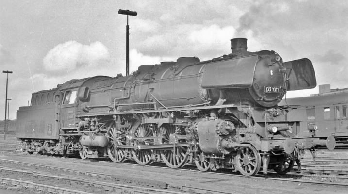 BD Hamburg, Bw Hamburg-Altona, Zustand 1957, Altbaukessel, Kesselringe blank, Witte-Windleitbleche, 3 DB-Lampen, Tender 2'2'T34