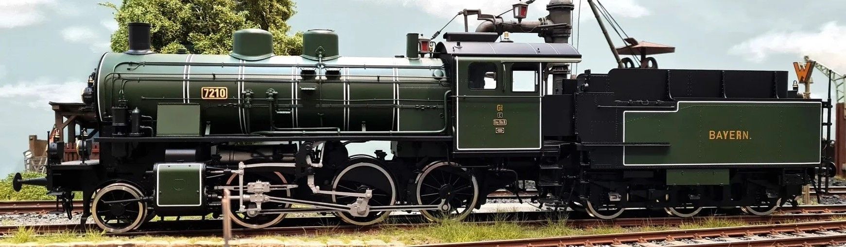 G3/4h B, Tenderaufschrift „Bayern“, Variante B, Grüner Länderbahnanstrich mit Zierlinien, 3x Bayrische Laternen, Messingschilder am Führerhaus