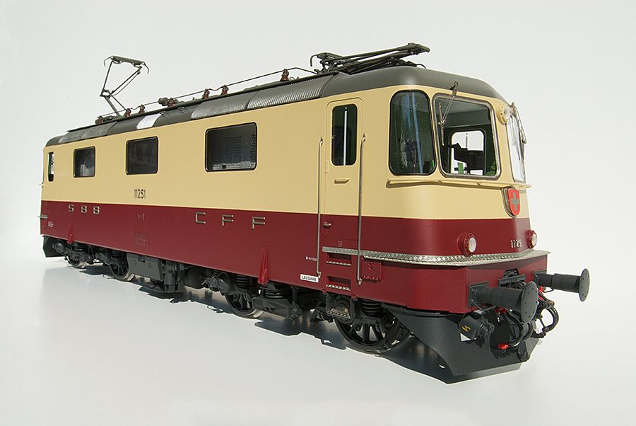 510603 Kiss - E-Lok SBB Re 4/4 II 11158 Basel TEE weinrot/beige ohne Klima - Spur 1