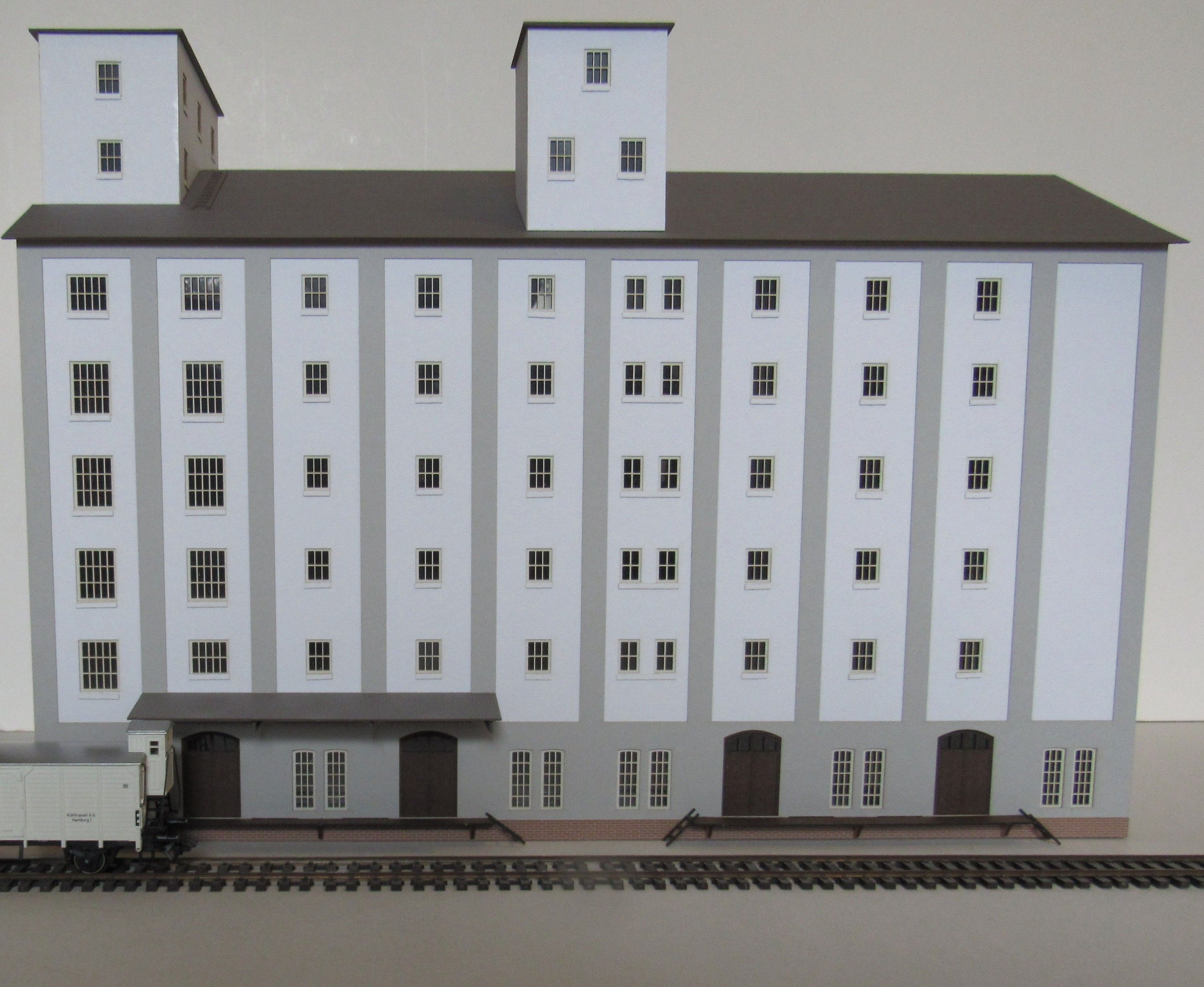 H1701 Laffont - Gro�es Hafenspeicher-Geb�ude verputzt - Spur H0