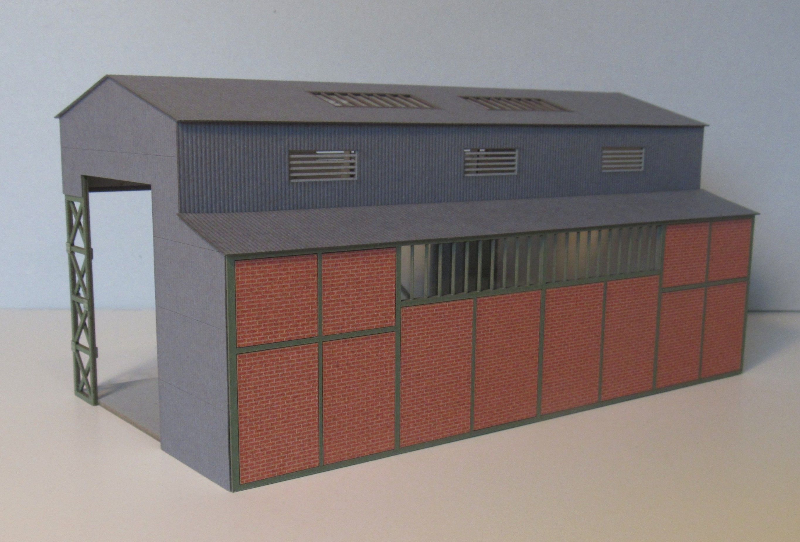 H2601 Laffont - Halboffene Mehrzweckhalle mit Kran - Spur H0