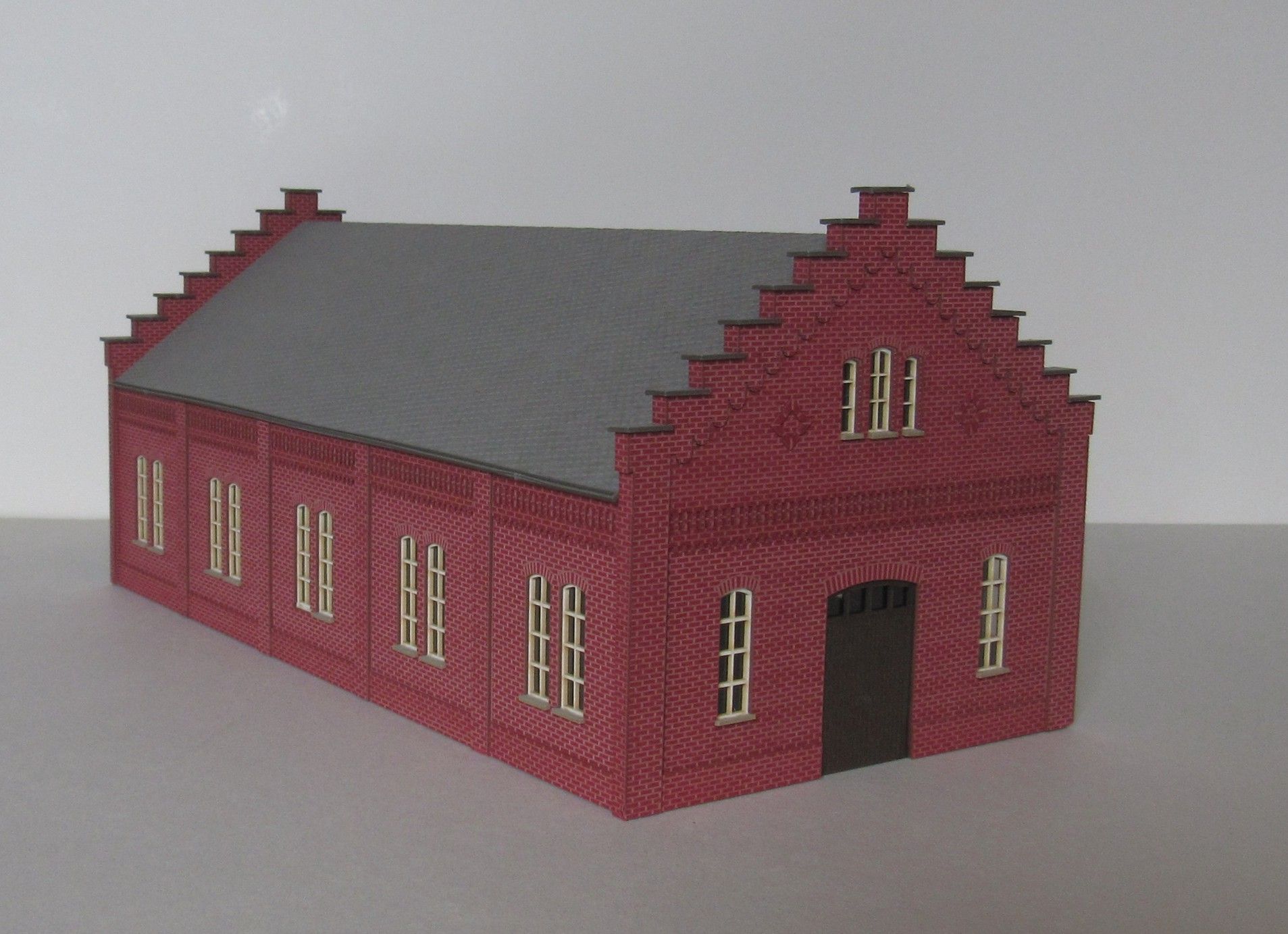 H301 Laffont - Maschinenhalle mit Ziegelfassade dunkelrot - Spur H0