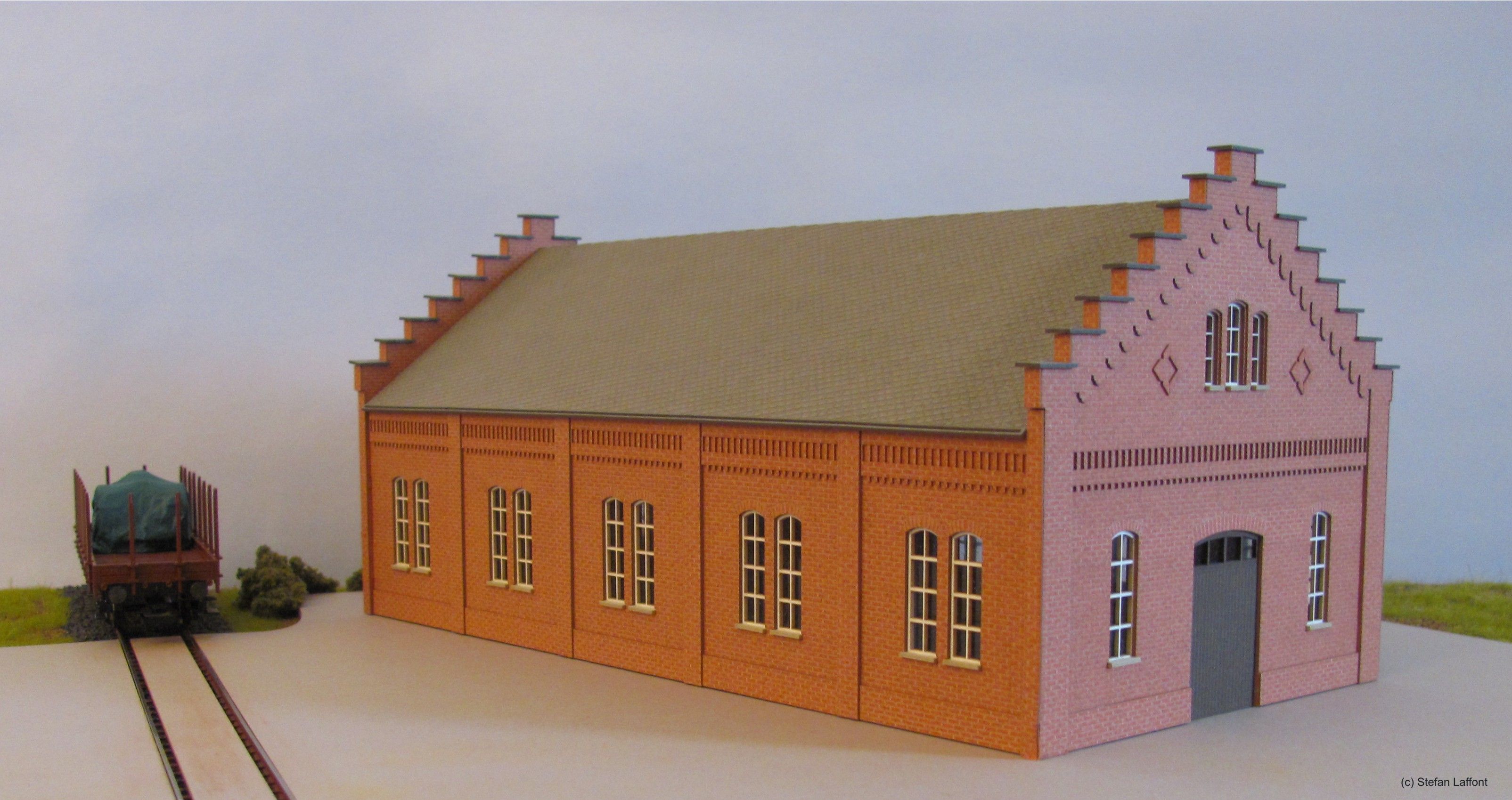 H311 Laffont - Maschinenhalle mit Ziegelfassade dunkelorange - Spur H0