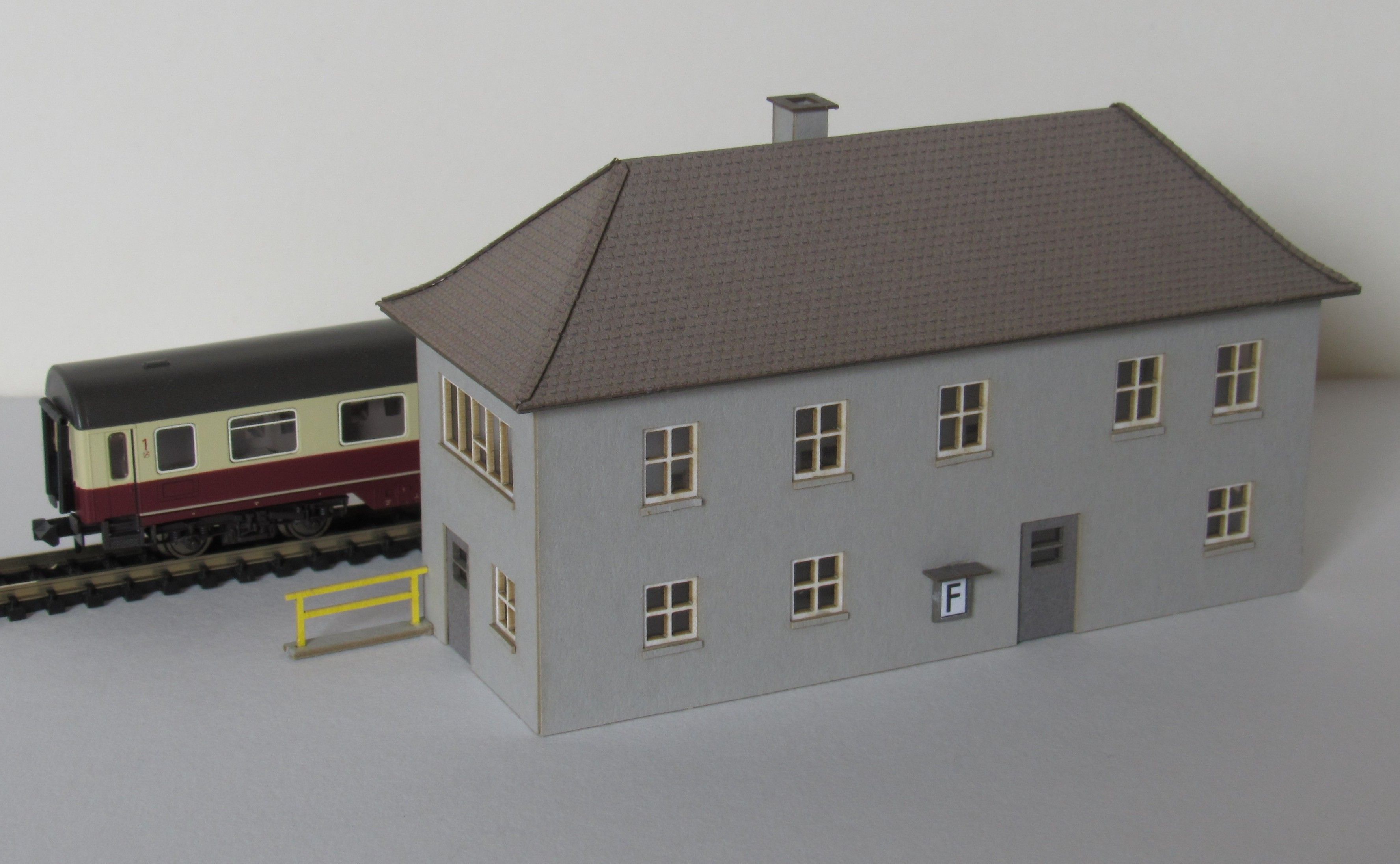 N2301 Laffont - Lokleitungsgeb�ude - Spur N