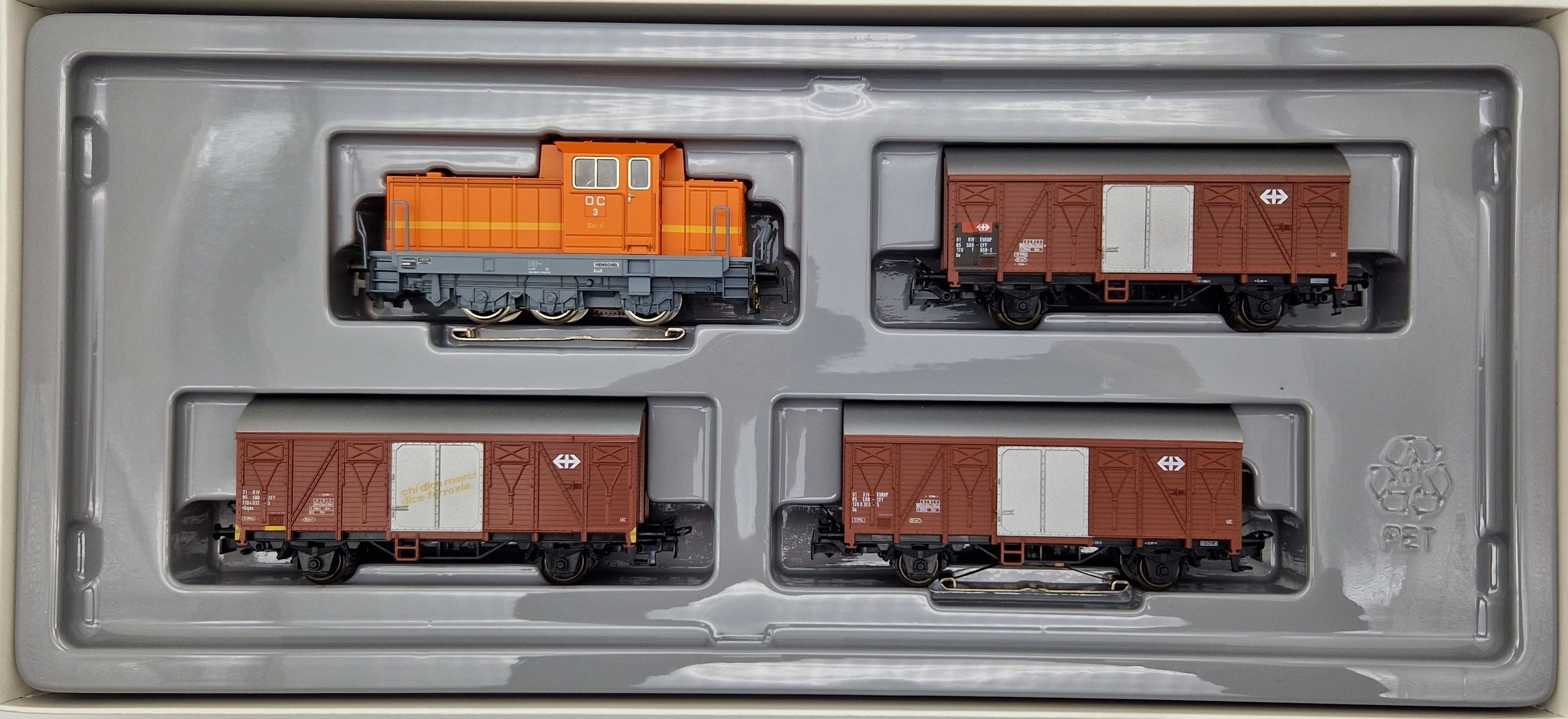 AC Zug-Set Schweizer Nebenbahn der SBB, OVP 1 Diesellok und 3 Güterwagen der schweizerischen Bundesbahnen
