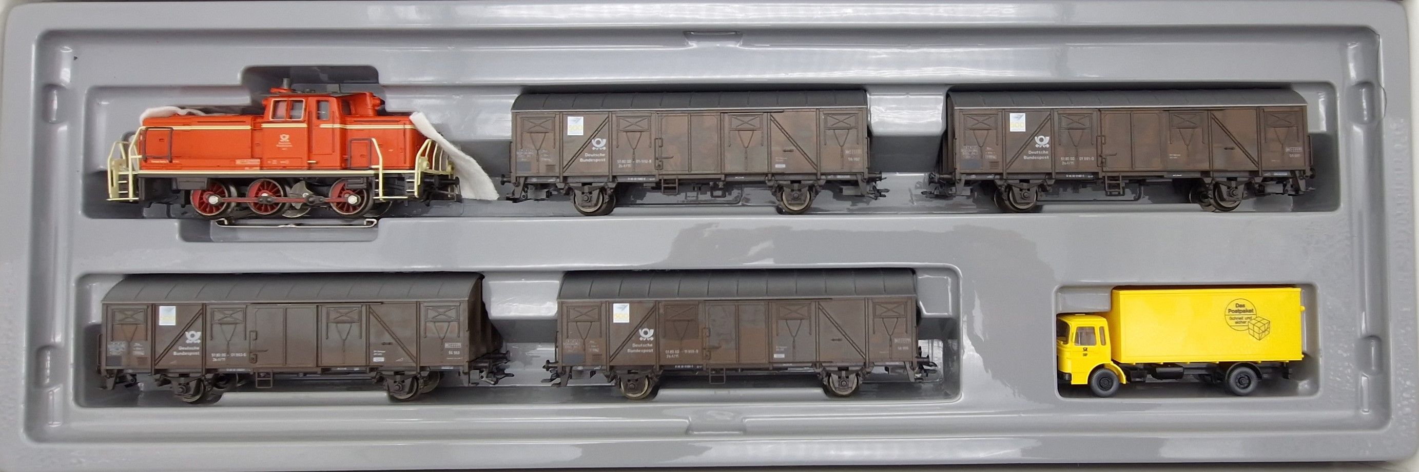 Paketpost-Güterzug, 500-Jahre-Feier Post,  BR 260 + 4 Güterwagen