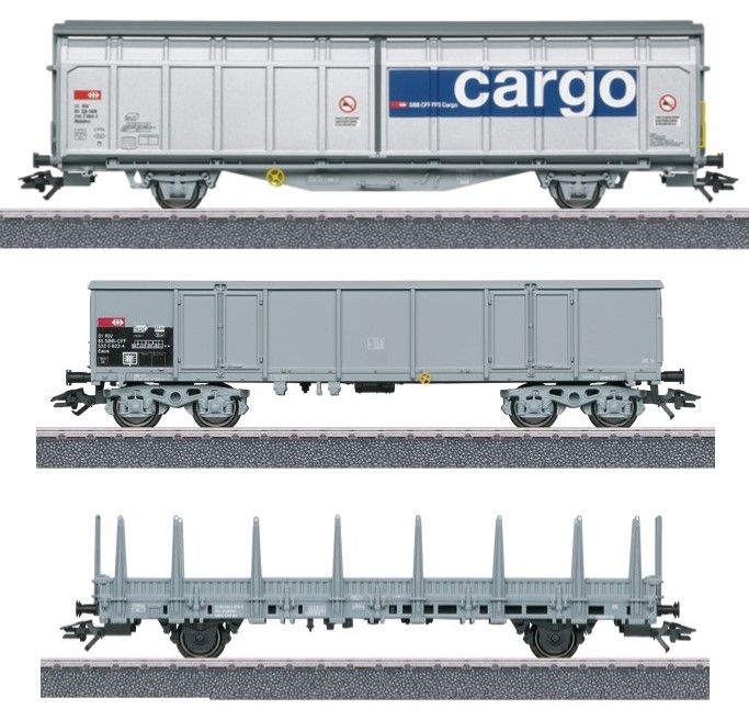 Wagen aus 29488 1 vierachsiger offener Güterwagen Eaos, 1 Schiebewandwagen Hbbillns sowie 1 zweiachsiger Rungenwagen.
