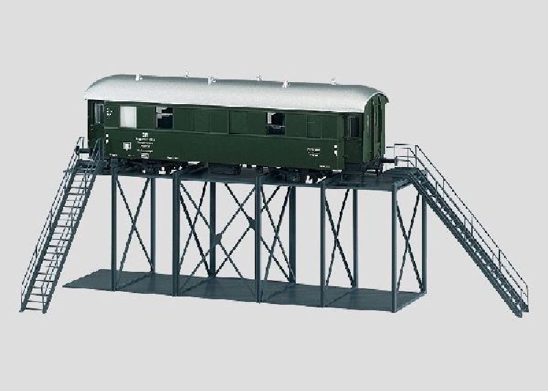 Einheits-Nebenbahnwagen der Deutschen Bundesbahn (DB). Stationärer Umbau auf einer Metallkonstruktion.