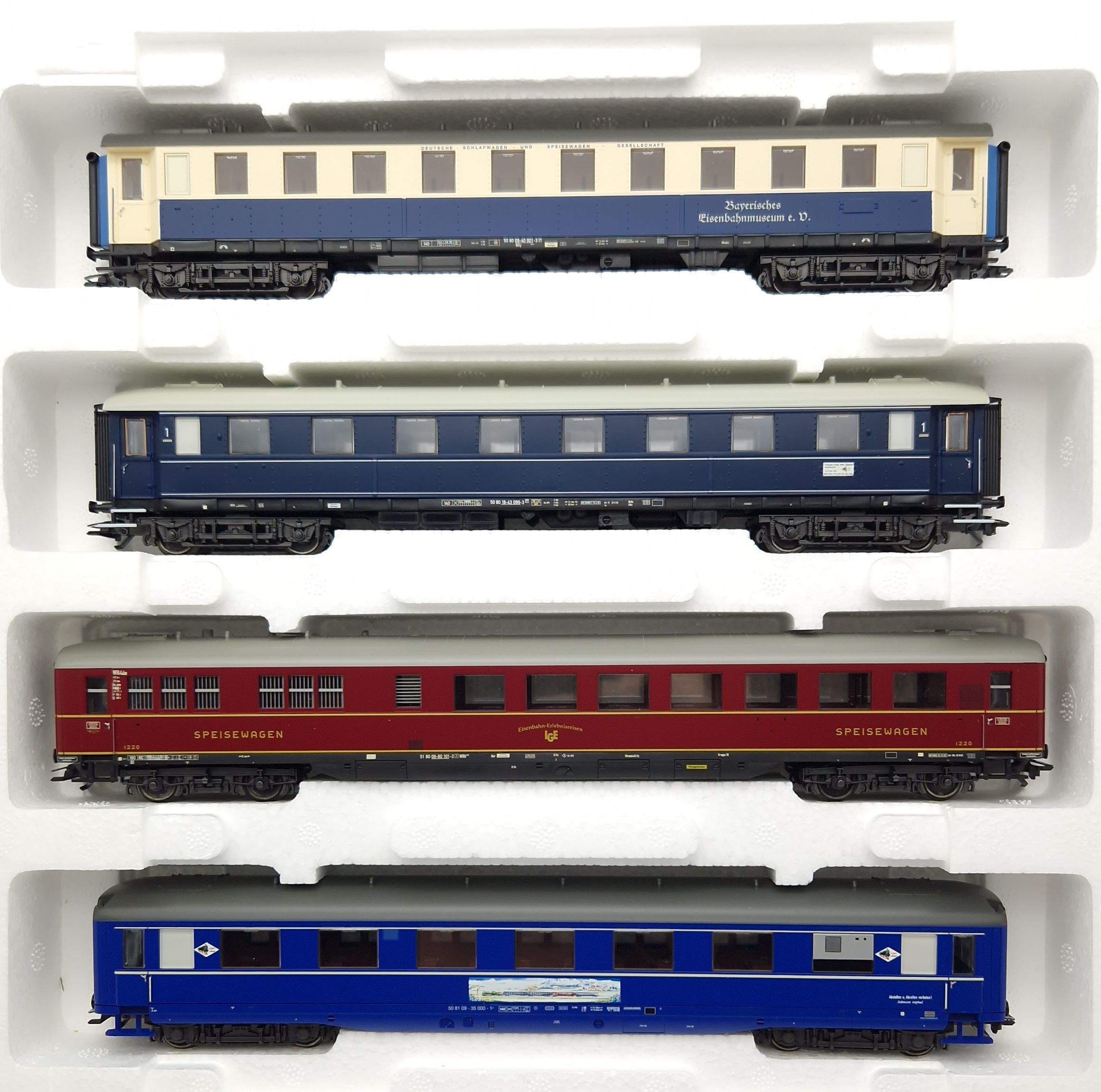4 verschiedene Personenwagen. 1 Eilzugwagen Aüe, 1 Gesellschaftswagen Wgy, 1 Salonwagen Sdrü, 1 Spreisewgen WRh.